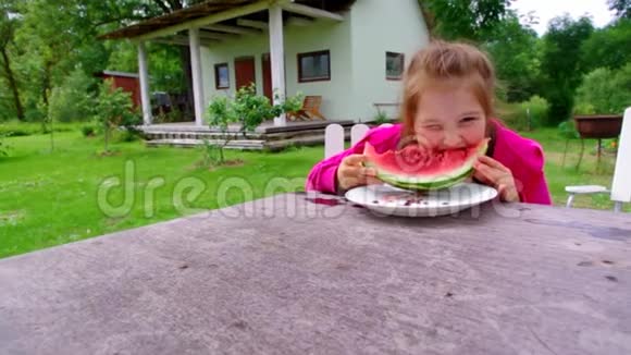 小女孩吃西瓜视频的预览图
