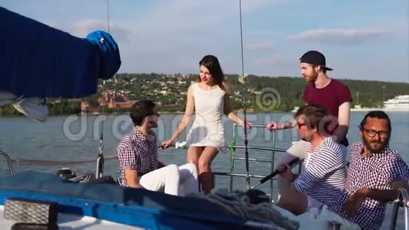 一群朋友白天在游艇上聊天视频的预览图