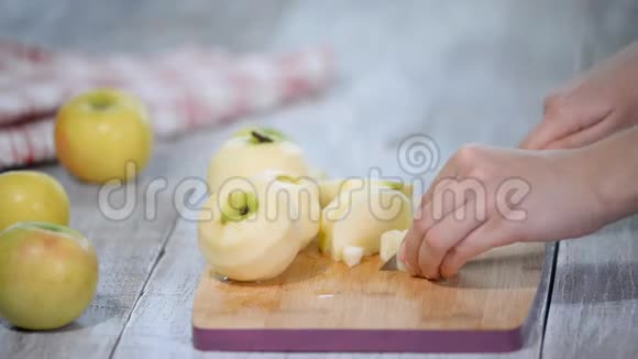 切苹果切片准备烘焙苹果派的原料视频的预览图