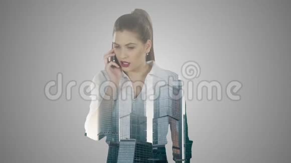 商务女性通过手机说话双倍曝光城市天际线视频的预览图