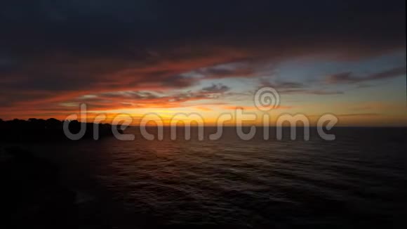 五彩云霞闪烁的日出的时间流逝西班牙马略卡岛夏季季节视频的预览图