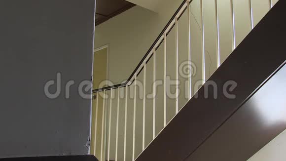 可怕的废弃豪宅楼梯视频的预览图