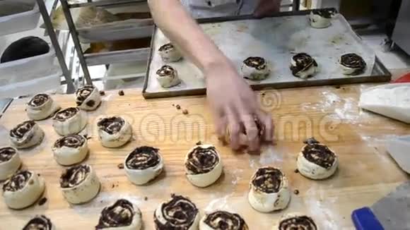 厨师做甜面包卷视频的预览图