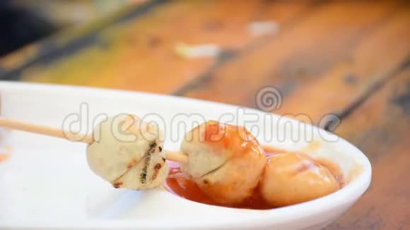 白塑盘海鲜扒肉丸视频的预览图