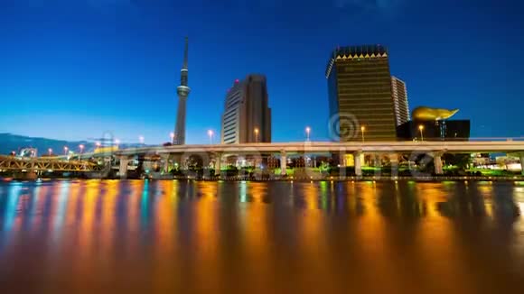 日本苏美达河上东京天际线夜半视频的预览图