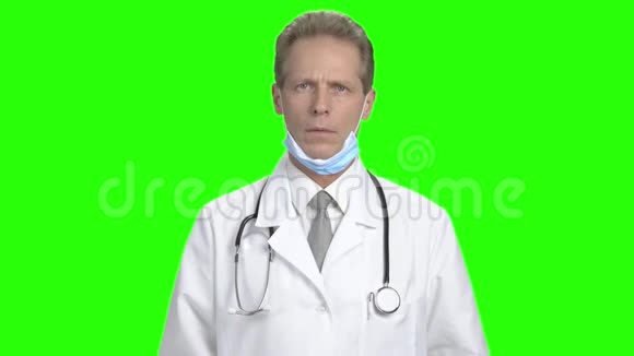 在绿色屏幕上激怒男医生视频的预览图