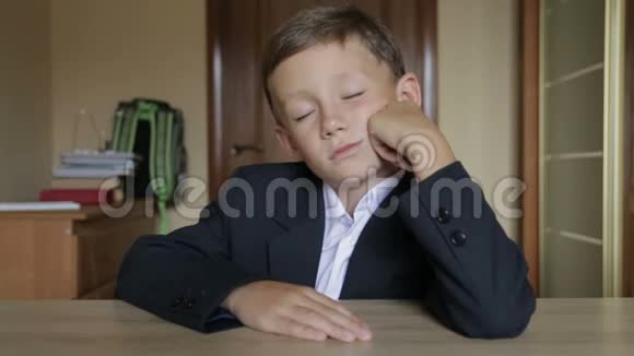 小学生坐在书桌旁睡着了视频的预览图