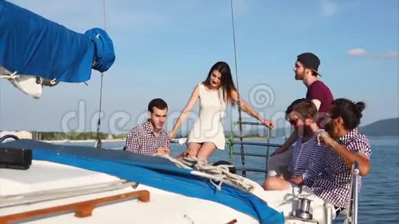 情绪激动有魅力的人白天坐船和朋友聊天视频的预览图