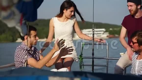 一群朋友在一艘现代游艇上度过了一天的假期朋友们聊天视频的预览图