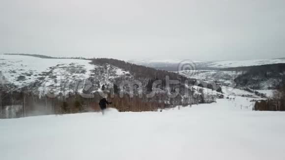 滑雪者在冬季享受田园诗般的完美天气以便在新鲜的马齿苋滑雪视频的预览图