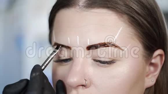 化妆师用天然染料染眉用指甲花调色在美容院做美容视频的预览图