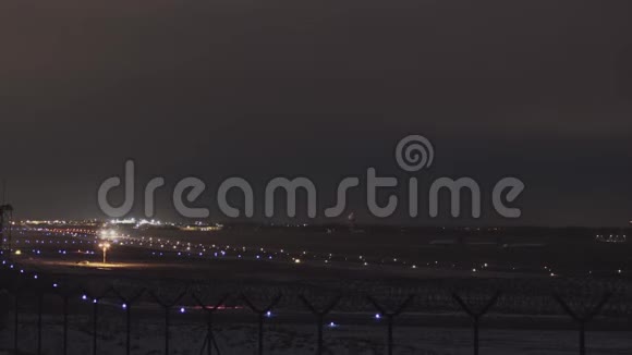 飞机晚上从机场起飞视频的预览图