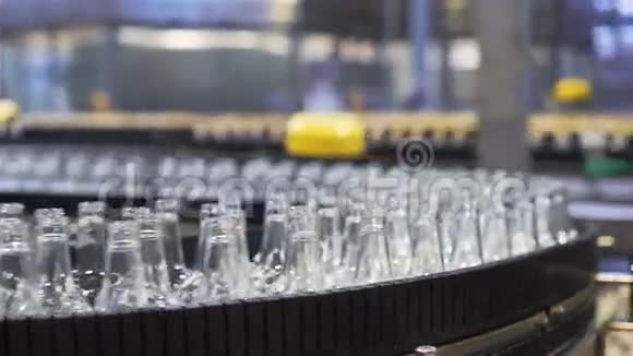 在工厂的玻璃瓶里溢出带啤酒瓶的传送带视频的预览图