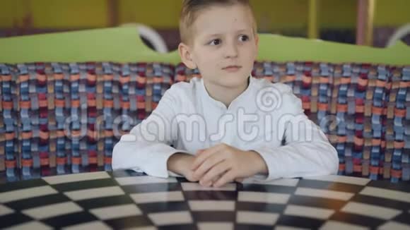 在咖啡馆为英俊的小男孩提供甜点4K视频的预览图