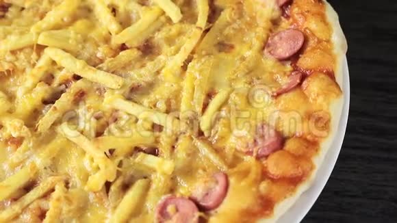 在黑色背景下拍摄一个披萨里面有奶酪西红柿香肠和鸡蛋视频的预览图