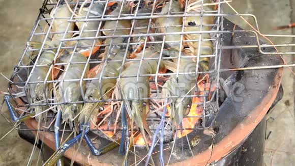 虾烤烧烤海鲜在炉子上烤河虾在燃烧泰国菜视频的预览图