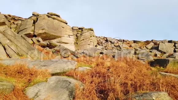 英国山顶区国家公园的岩石景观视频的预览图
