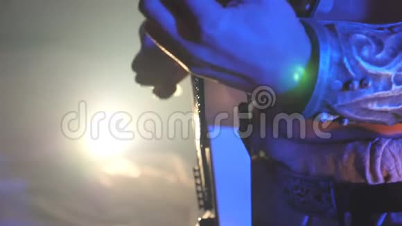 在音乐会上演奏电吉他的成年男子男性音乐家的双手演奏摇滚乐关门视频的预览图