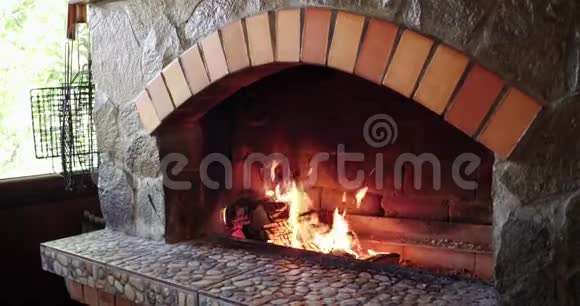 美丽的柴火烧在柴火烧炉里视频的预览图