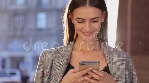 阳光明媚的一天美丽的商务女性在户外使用手机视频的预览图