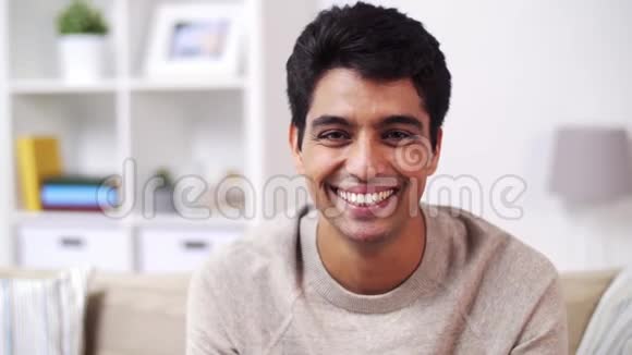 快乐微笑的印度年轻人在家的画像视频的预览图