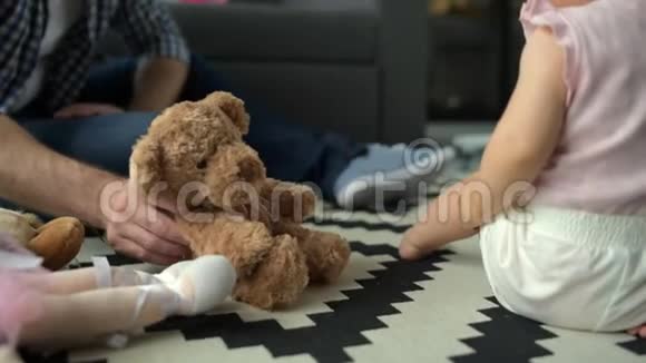 小宝宝在家玩软熊视频的预览图