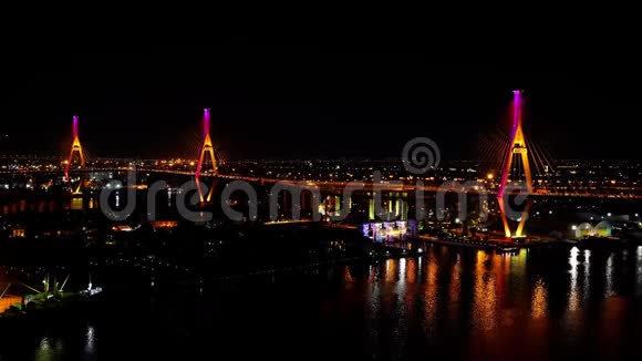 泰国曼谷市普密蓬大桥夜间穿过赵法拉河视频的预览图