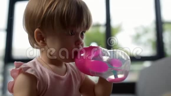 可爱的小宝宝喝水视频的预览图