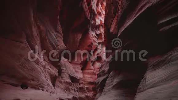 羚羊深槽峡谷有着红色的起伏岩壁视频的预览图