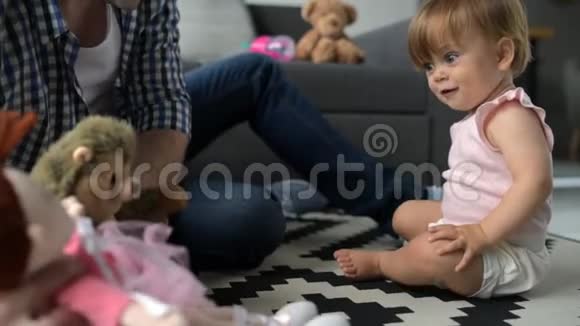 好奇的漂亮宝贝和她父亲在地板上玩耍视频的预览图