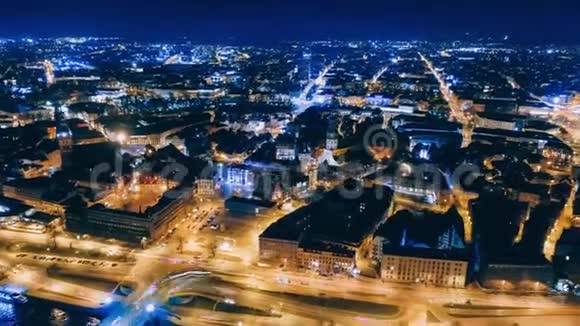 午夜时分雷加城老降无人机飞行达加瓦拉脱维亚河视频的预览图