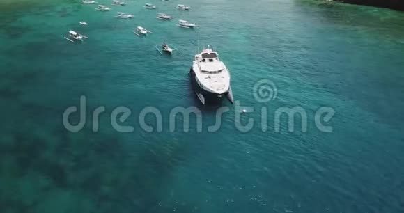 空中全景拍摄海洋自然港口与一些锚定的小船和一个大的可侵入性的游艇视频的预览图