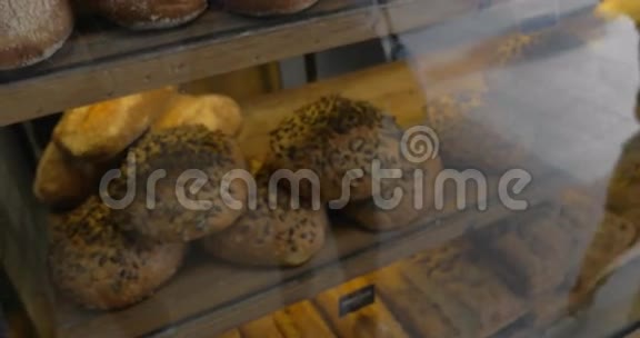 在面包店里拿着面包的女人视频的预览图