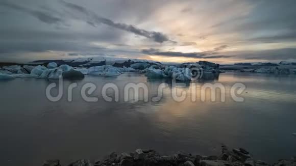 4K片电影中的日落时间片段Jokusarlon冰川泻湖浮冰视频的预览图