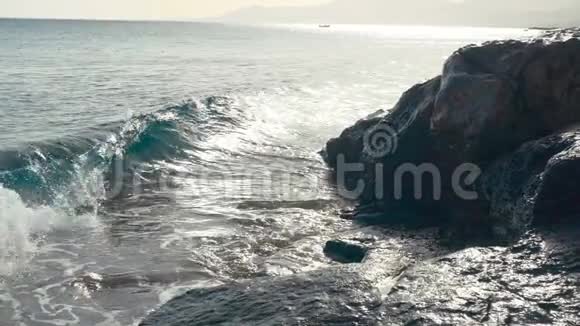 巨大的波浪在岩石上撞击和喷洒特内里费海滩慢动作视频的预览图