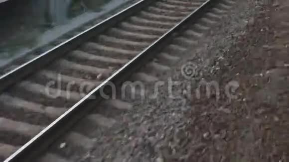 摄像机沿着铁路移动铁轨在夜间移动无缝环视频的预览图