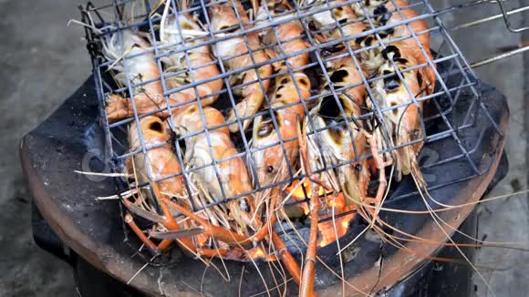 虾烤烧烤海鲜在炉子上烤河虾在燃烧泰国菜视频的预览图