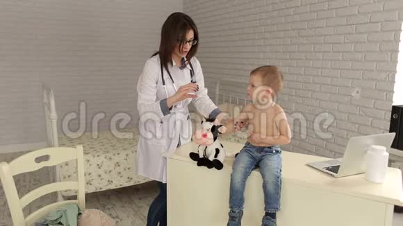 儿科医生在注射男孩之前玩视频的预览图