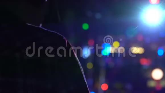 男dj耳机工作在俱乐部灯光聚会气氛娱乐视频的预览图