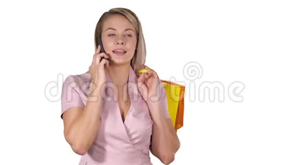 年轻女子带着购物袋在白色背景下的手机上交谈视频的预览图