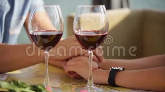 幸福的年轻夫妇正在一家精致的餐馆里进行浪漫的约会视频的预览图