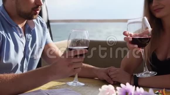 爱的一对夫妇决定在海边的露台上喝点酒视频的预览图