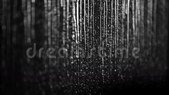 雨的黑白背景雨滴滴落在窗户上视频的预览图