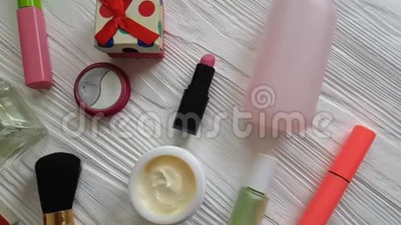 化妆品袋漂亮的装饰工具蓝色木制的低镜头化妆品视频的预览图