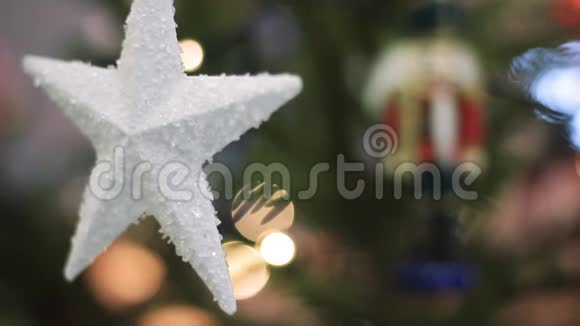 背景模糊的圣诞树上的白色星星圣诞树与离焦模糊灯波克视频的预览图