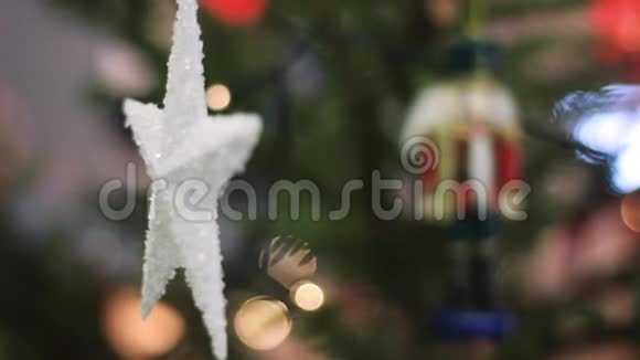 背景模糊的圣诞树上的白色星星圣诞树与离焦模糊灯波克视频的预览图
