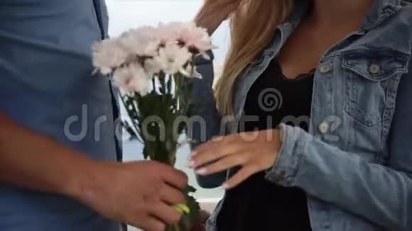 有配偶互相亲吻丈夫送妻子鲜花视频的预览图