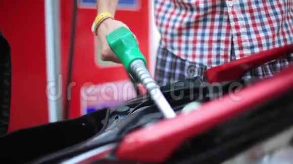 油站用气泵喷嘴向摩托车油箱加注汽油燃料快关门泰国1920x1080视频的预览图