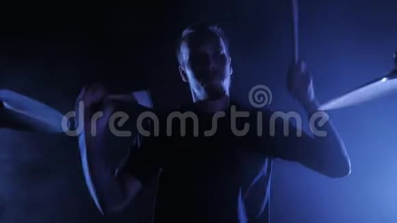 动态镜头与男性鼓手在鼓组播放从摇滚流行重金属朋克乐队的音乐视频中拍摄视频的预览图