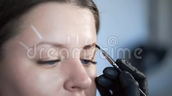化妆师用天然染料染眉用指甲花调色在美容院做美容视频的预览图